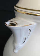 Lade das Bild in den Galerie-Viewer, KAFFEEKANNE MIT DECKEL "Ingres Weiss" - Porzellan, Goldrand Linien Blatt Blätter Rosenblüte Relief Form Motiv Dekor
