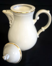 Lade das Bild in den Galerie-Viewer, KAFFEEKANNE MIT DECKEL "Ingres Weiss" - Porzellan, Goldrand Linien Blatt Blätter Rosenblüte Relief Form Motiv Dekor