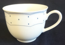 Lade das Bild in den Galerie-Viewer, KAFFEETASSE "Ingres Weiss" - Porzellan, Geometrisches Karo Punkte Tupfen Linien Gewölbter Relief Rand Motiv Dekor (BC)