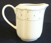 Lade das Bild in den Galerie-Viewer, MILCHKÄNNCHEN "Ingres Weiss" - Porzellan, Geometrisches Karo Punkte Tupfen Linien Gewölbter Relief Rand Motiv Dekor (BC)