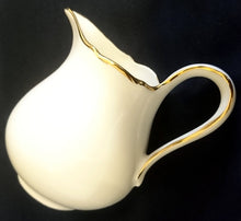 Lade das Bild in den Galerie-Viewer, 5er Set KAFFEEKANNE MIT DECKEL & MILCHKÄNNCHEN & ZUCKERDOSE MIT DECKEL "Ingres Weiss" - Porzellan, Goldrand Linien Blatt Blätter Rosenblüte Relief Form Motiv Dekor