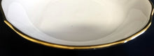 Lade das Bild in den Galerie-Viewer, SALATSCHALE "Ingres Weiss" - Porzellan, Gewölbter Relief Goldrand Dekor
