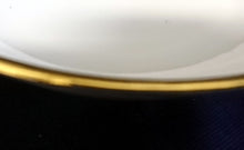 Lade das Bild in den Galerie-Viewer, SALATSCHALE "Ingres Weiss" - Porzellan, Gewölbter Relief Goldrand Dekor