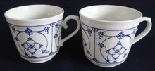 Lade das Bild in den Galerie-Viewer, KAFFEETASSE "Ingres Weiss" - Porzellan, Indisch Blau Strohblume Motiv Dekor (Schwarzer Markenstempel)