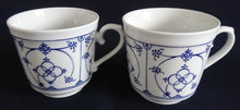 Lade das Bild in den Galerie-Viewer, 2er Set 2er KAFFEEGEDECKE "Ingres Weiss" - Porzellan, Indisch Blau Strohblume Motiv Dekor (Schwarzer Markenstempel)