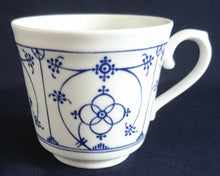 Lade das Bild in den Galerie-Viewer, 2er KAFFEEGEDECK "Ingres Weiss" - Porzellan, Indisch Blau Strohblume Motiv Dekor (Schwarzer Markenstempel)