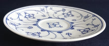 Lade das Bild in den Galerie-Viewer, 2er Set UNTERTASSEN "Ingres Weiss" - Porzellan, Indisch Blau Strohblume Motiv Dekor (Schwarzer Markenstempel)