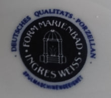 Lade das Bild in den Galerie-Viewer, 2er Set UNTERTASSEN "Ingres Weiss" - Porzellan, Indisch Blau Strohblume Motiv Dekor (Schwarzer Markenstempel)