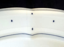 Lade das Bild in den Galerie-Viewer, SUPPENTELLER - Porzellan, Geometrisches Karo Punkte Tupfen Linien Gewölbter Relief Rand Motiv Dekor