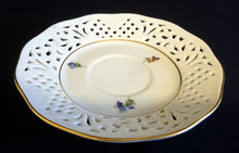 Lade das Bild in den Galerie-Viewer, UNTERTASSE "Ingres Weiss" - Porzellan Durchbrochen, Blumen Goldrandlinien Dekor