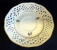 Lade das Bild in den Galerie-Viewer, UNTERTASSE "Ingres Weiss" - Porzellan Durchbrochen, Blumen Goldrandlinien Dekor