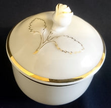 Lade das Bild in den Galerie-Viewer, 3er Set MILCHKÄNNCHEN & ZUCKERDOSE MIT DECKEL "Ingres Weiss" - Porzellan, Goldrand Linien Blatt Blätter Rosenblüte Relief Form Motiv Dekor