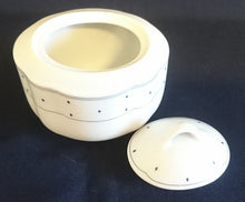 Lade das Bild in den Galerie-Viewer, ZUCKERDOSE MIT DECKEL - Porzellan, Geometrisches Karo Punkte Tupfen Linien Gewölbter Relief Rand Motiv Dekor (BC)