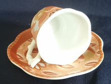 Lade das Bild in den Galerie-Viewer, ESPRESSOTASSE - Porzellan, Perlmutt Effekt Abstrakt Flora Fauna Pflanzen Motiv Gewölbte Form Dekor