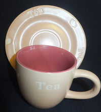 Lade das Bild in den Galerie-Viewer, 2er TEEGEDECK - Keramik / Steingut, Rosa Pink, 2färbiges Teekannen Motiv Tea Aufschrift Dekor
