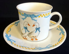 Lade das Bild in den Galerie-Viewer, 2er Set UNTERTASSEN "Porcelain Collection" - Porzellan, Ländliches Gänse Schleifen Motiv Dekor