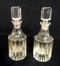 Lade das Bild in den Galerie-Viewer, 2er Set LEERE FLACON´S - Press- / Hartglas, Klarer Teilschliff Kantiger Form Motiv Dekor
