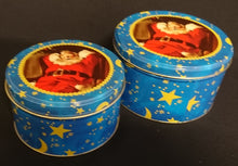 Lade das Bild in den Galerie-Viewer, 2er Set GEBÄCKDOSEN MIT DECKEL - Metall / Blech, Mond Sterne Weihnachtsmann Goldrand Motiv Dekor (G)