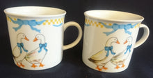 Lade das Bild in den Galerie-Viewer, 2er Set KAFFEETASSEN "Porcelain Collection" - Porzellan, Ländliches Gänse Schleifen Motiv Dekor
