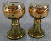 Lade das Bild in den Galerie-Viewer, 2er Set ANDENKEN RÖMERGLÄSER "Frankfurt am Main" - Press- / Hartglas, Trauben Blätter Goldklumpen Goldrand Aufschrift Dekor