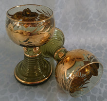 Lade das Bild in den Galerie-Viewer, ANDENKEN RÖMERGLAS "Frankfurt am Main" - Press- / Hartglas, Trauben Blätter Goldklumpen Goldrand Aufschrift Dekor