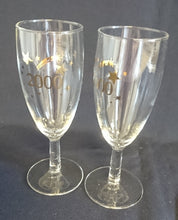 Lade das Bild in den Galerie-Viewer, GETRÄNKEGLAS - Hartglas, Goldfarbender 2000er Schriftzug Silvester Feuerwerk Sterne Motiv Dekor