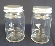 Lade das Bild in den Galerie-Viewer, KLEINES VORRATSDÖSCHEN MIT SCHRAUBDECKEL - Press- / Hartglas & Metall, Klassisch Design Form Dekor