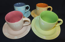 Lade das Bild in den Galerie-Viewer, 2er TEEGEDECK - Keramik / Steingut, Rosa Pink, 2färbiges Teekannen Motiv Tea Aufschrift Dekor