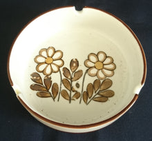 Lade das Bild in den Galerie-Viewer, ASCHENBECHER - Keramik / Steingut, Flora Wiesen Blumen Blüten Pflanzen Blatt Blätter Linien Rand Dekor