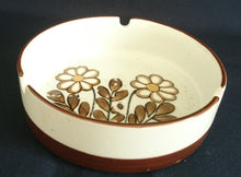 Lade das Bild in den Galerie-Viewer, ASCHENBECHER - Keramik / Steingut, Flora Wiesen Blumen Blüten Pflanzen Blatt Blätter Linien Rand Dekor