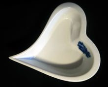 Lade das Bild in den Galerie-Viewer, BEILAGENSCHÄLCHEN - Porzellan, Herzform Rosenstrauss (-Strauß) Dekor