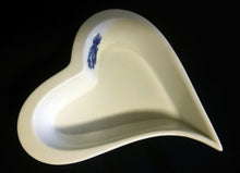 Lade das Bild in den Galerie-Viewer, BEILAGENSCHÄLCHEN - Porzellan, Herzform Rosenstrauss (-Strauß) Dekor