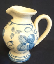 Lade das Bild in den Galerie-Viewer, APFELWEINKRUG BEMBEL - Keramik / Steingut, Aufschrift "4. Int. Wandertag 1986 WF Rauenberg" Blumen Blüten Dekor
