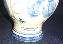 Lade das Bild in den Galerie-Viewer, APFELWEINKRUG BEMBEL - Keramik / Steingut, Aufschrift "4. Int. Wandertag 1986 WF Rauenberg" Blumen Blüten Dekor