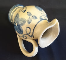 Lade das Bild in den Galerie-Viewer, APFELWEINKRUG BEMBEL - Keramik / Steingut, Aufschrift "4. Int. Wandertag 1986 WF Rauenberg" Blumen Blüten Dekor