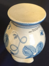 Lade das Bild in den Galerie-Viewer, APFELWEINKRUG BEMBEL - Keramik / Steingut, Aufschrift "4. Int. Wandertag 1986 WF Rauenberg" Blumen Blüten Dekor