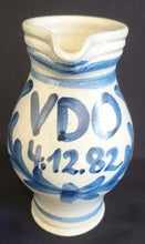 Lade das Bild in den Galerie-Viewer, APFELWEINKRUG BEMBEL - Keramik / Steingut, Aufschrift "VDO 4.12.82" Dekor, Handbemalt