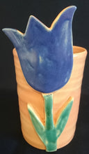 Lade das Bild in den Galerie-Viewer, BLUMENVASE - Keramik / Steingut, Tulpen Blumen Form Dekor, Handarbeit / Handbemalt