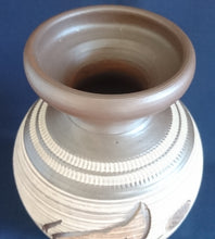 Lade das Bild in den Galerie-Viewer, BLUMENVASE - Keramik / Steingut, Streifen Linien Kreise Pflanzen Blätter Motiv Dekor, Handarbeit / Handmade