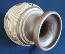 Lade das Bild in den Galerie-Viewer, BLUMENVASE - Keramik / Steingut, Streifen Linien Kreise Pflanzen Blätter Motiv Dekor, Handarbeit / Handmade