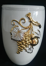Lade das Bild in den Galerie-Viewer, BLUMENVASE - Keramik / Steingut, Trauben Obst Blätterzweige Gold Dekor