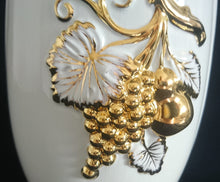 Lade das Bild in den Galerie-Viewer, BLUMENVASE - Keramik / Steingut, Trauben Obst Blätterzweige Gold Dekor
