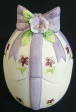Lade das Bild in den Galerie-Viewer, BONBONIERE - Keramik / Steingut, Ei-Form mit Schleife, Blüten Dekor, Handarbeit / Handbemalt (G)