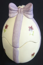 Lade das Bild in den Galerie-Viewer, BONBONIERE - Keramik / Steingut, Ei-Form mit Schleife, Blüten Dekor, Handarbeit / Handbemalt (G)
