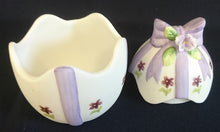 Lade das Bild in den Galerie-Viewer, BONBONIERE - Keramik / Steingut, Ei-Form mit Schleife, Blüten Dekor, Handarbeit / Handbemalt (G)