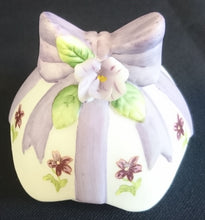 Lade das Bild in den Galerie-Viewer, BONBONIERE - Keramik / Steingut, Ei-Form mit Schleife, Blüten Dekor, Handarbeit / Handbemalt (G)