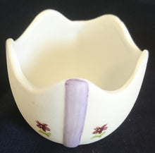 Lade das Bild in den Galerie-Viewer, BONBONIERE - Keramik / Steingut, Ei-Form mit Schleife, Blüten Dekor, Handarbeit / Handbemalt (G)