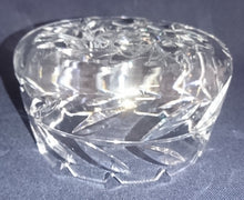 Lade das Bild in den Galerie-Viewer, BONBONSCHÄLCHEN - 24% Pbo Bleikristall, Stern Flora Blatt Blätter Pflanzen Motiv Dekor