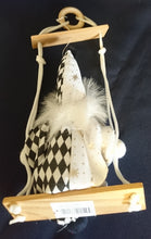 Lade das Bild in den Galerie-Viewer, CLOWN PUPPE auf SCHAUKEL- Mittelgroß, Stoff / Porzellan / Holz, Handarbeit, Handbemalt