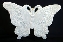 Lade das Bild in den Galerie-Viewer, WAND DEKORATION - Porzellan, Schmetterling Form Relief Dekor, Mit Aufhängeschnur
